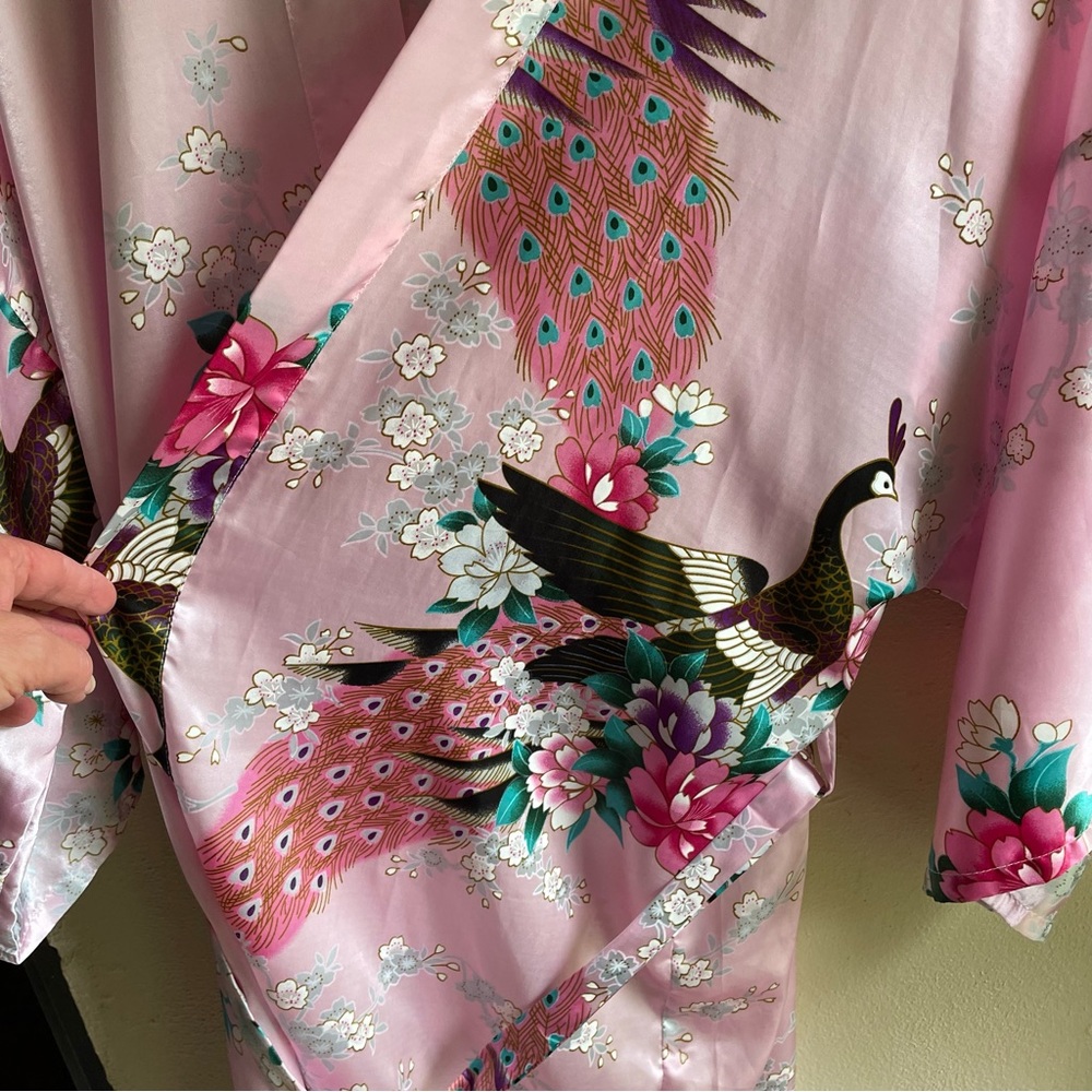 Pink Satin Floral Kimono / Robe. Peacock and Floral Motif. Size Large - Picture 13 of 15